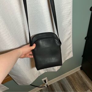 Sleek Black Messenger Bag with Adjustable Strap